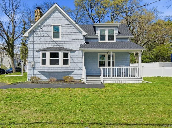 749 E Main Street, Kings Park, NY 11754
