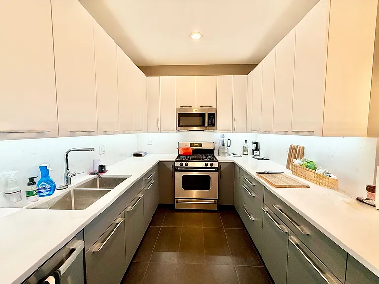 2027 W Division St #4 — Photo 3