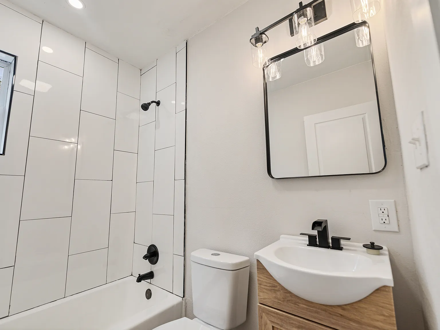 5233 Admiral Halsey Rd — Photo 2