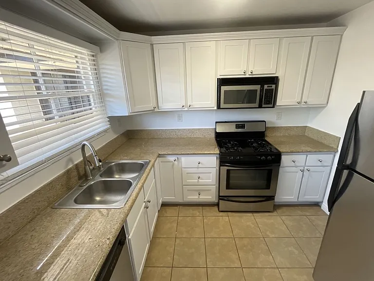 1645 N Vista St — Photo 5