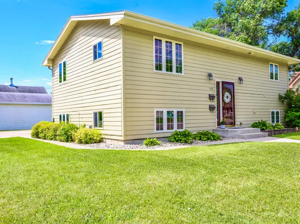 907 9th Ave SW, Aberdeen, SD 57401