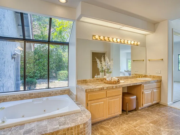 18 Foothill Pl — Photo 10