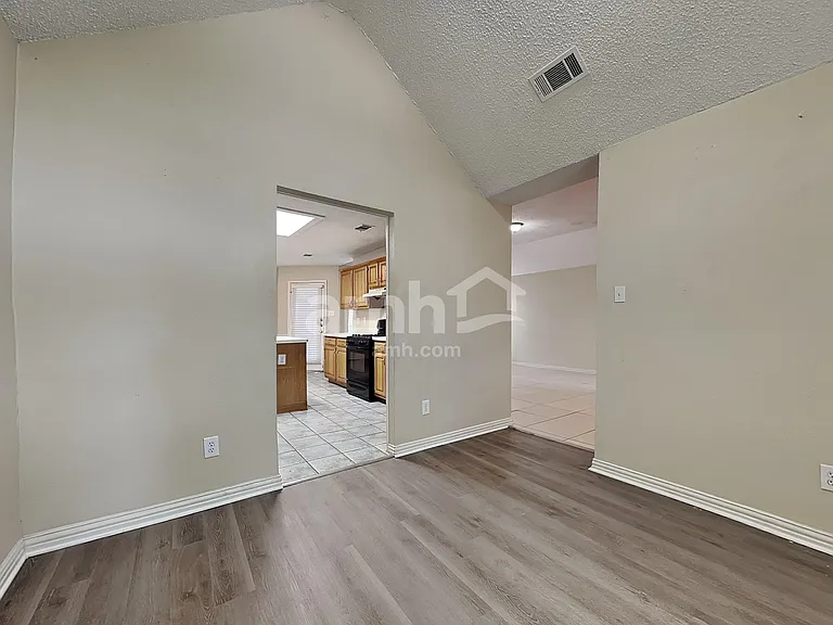 2717 Primrose Ln — Photo 8