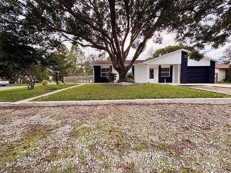 306 Seasons Ct — Photo 3