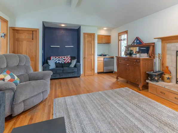 197 W Geneva St, Williams Bay, WI 53191