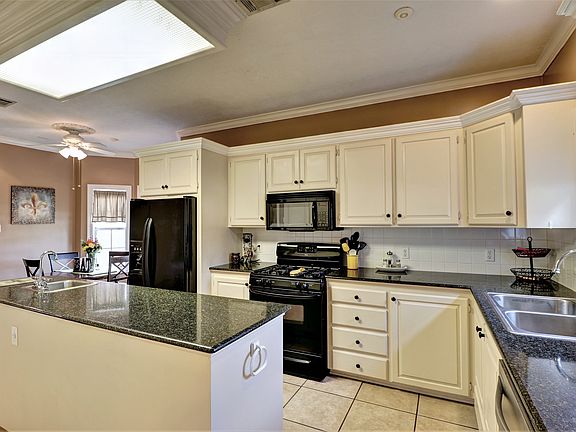 5th image of 2420 Tyler St
