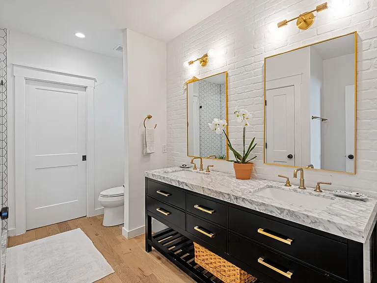 primary bath/double sinks
