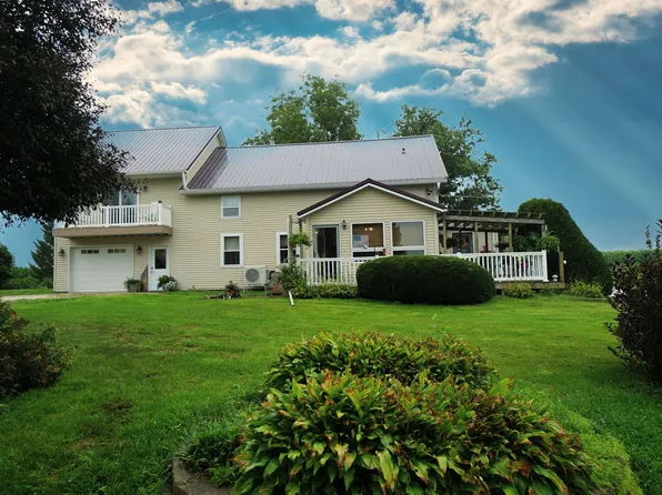 9002 E Center Rd, Stockton, IL 61085