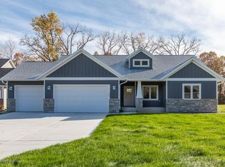 320 Bluff Dr, Lake City, MN 55041