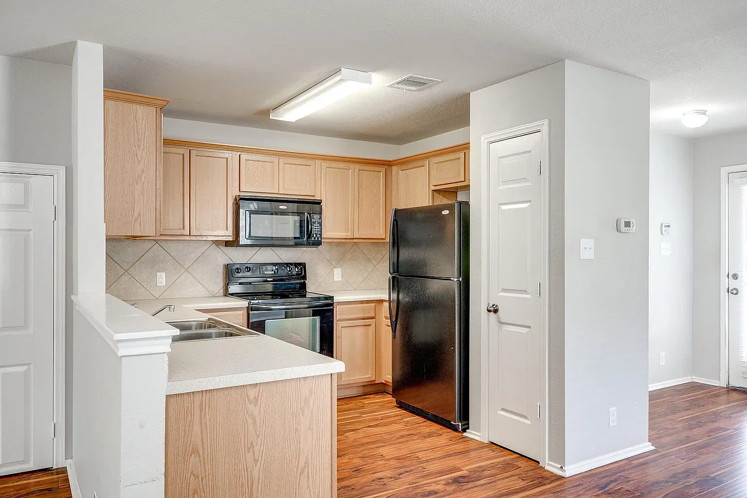 3 bed, 2.5 bath, 1422 sqft, $1,950 — Photo 3