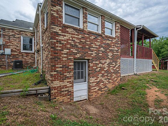 5th image of 943 Stony Point Rd