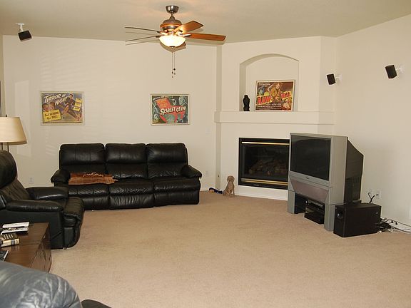 Family room w/fireplace