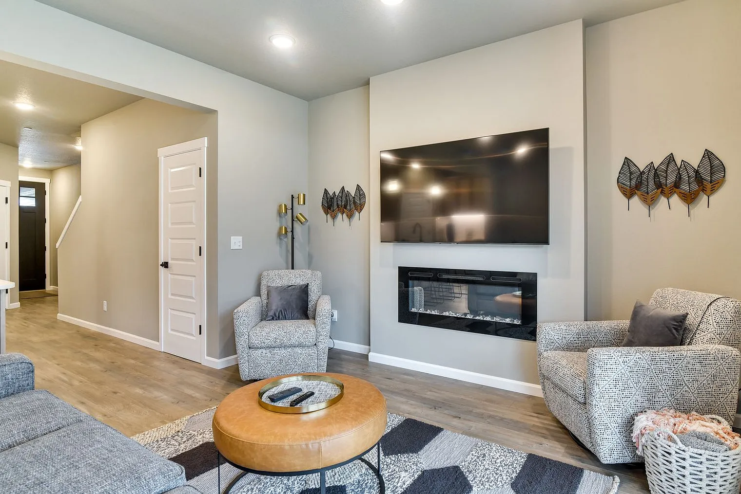 2 bed, 2.0 bath, 1915 sqft, $3,612 — Photo 2