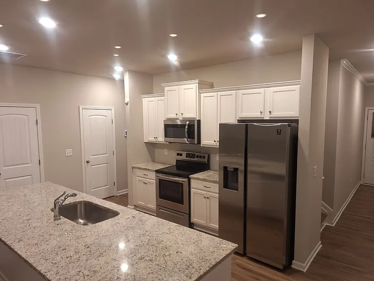 220 Turner Ln — Photo 3