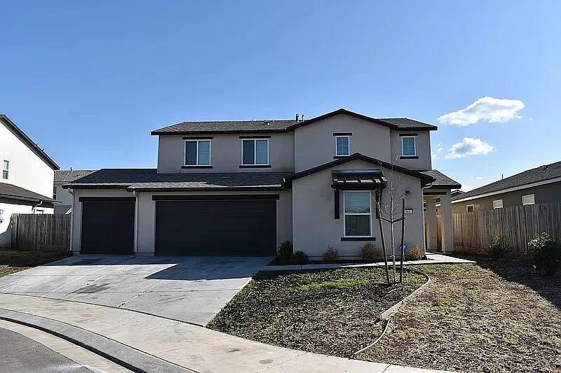5 bed, 3.5 bath, 2554 sqft, $2,575 — Photo 2