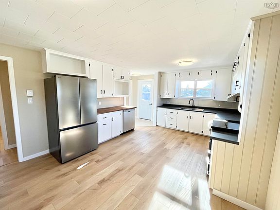 5th image of 89 Stoney Island Rd
