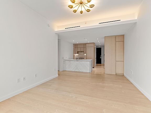 4th image of 138 E 50th St APT 32B
