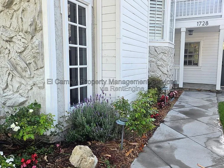 1728 Lake St — Photo 4
