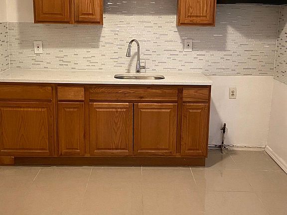 2nd image of 1038 Castle Hill Ave Floor 1
