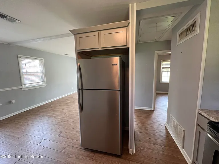 2307 Medford Ln — Photo 6
