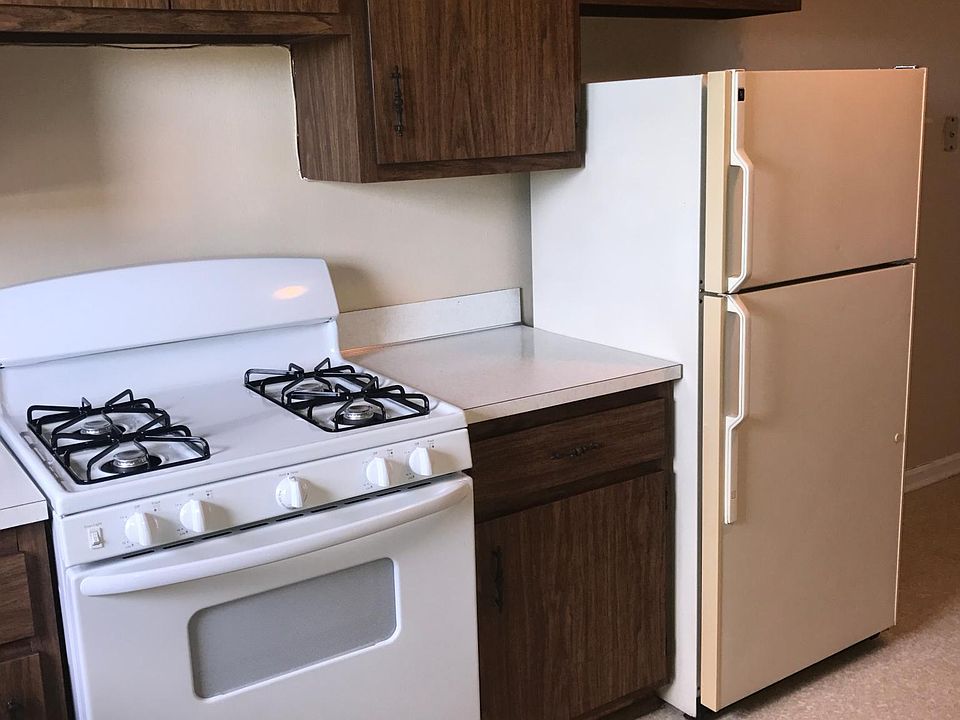 Huge kitchen, new gas range, clean!!