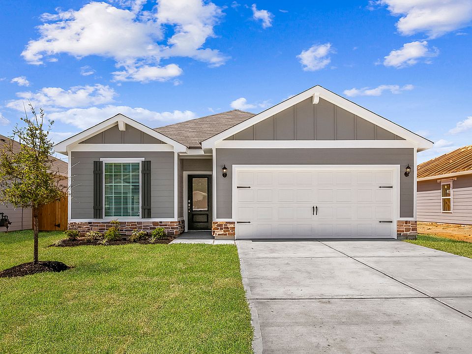 Enjoy flexible living in this 3-bedroom, 2-bathroom home