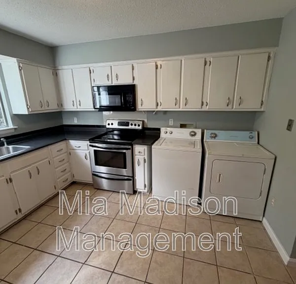 527 Tibet Ave #3 — Photo 8