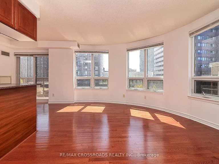350 Princess Royal Dr #703 — Photo 8