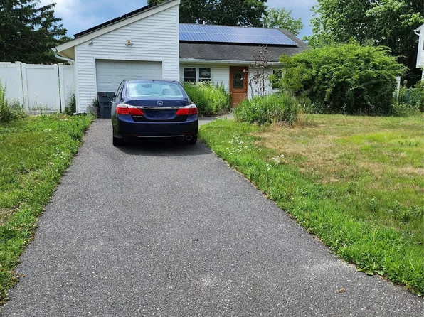 26 Narragansett Avenue, Medford, NY 11763