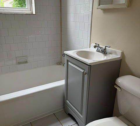 4th image of 1014 48th Pl NE #4