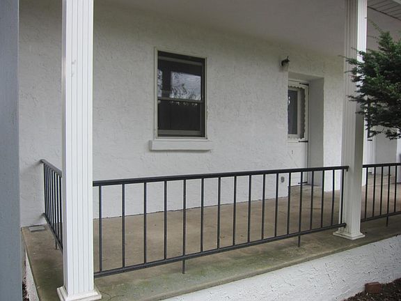 Pine Hill House Apt #1 porch