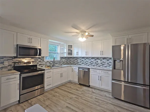 65 Biscayne Drive, Selden, NY 11784