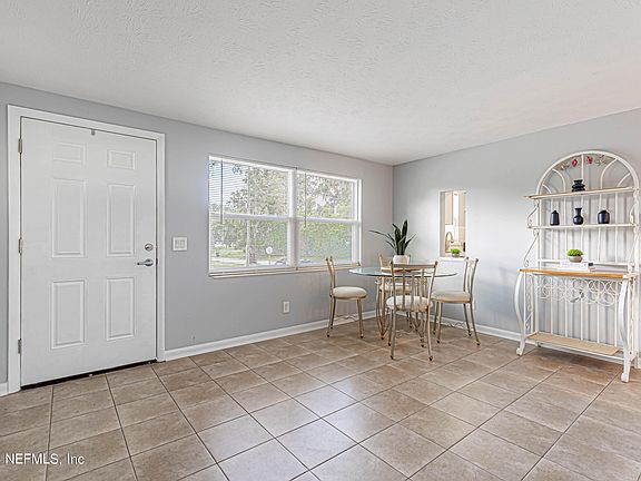 3rd image of 301 HOLLIS Drive E