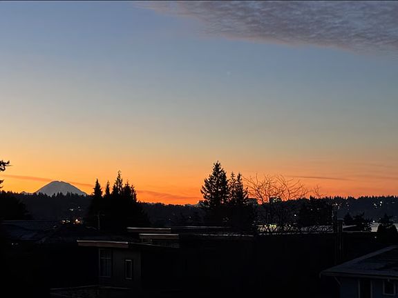 Southernly 1/3 of view with Mt Rainier and Downtown Bellevue Skyline and Lake. If you stiched these first three photos together cover most of the view, but Mt Baker is further to the right of Northern view photo and visable from home