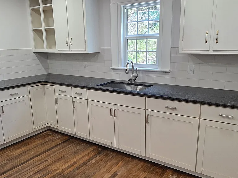 220 Warren St — Photo 4