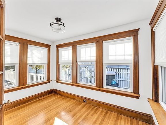 4th image of 59 Crest St