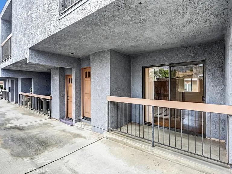 1836 N Allen Ave — Photo 4