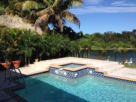 Swimming Pool with Jacuzzi