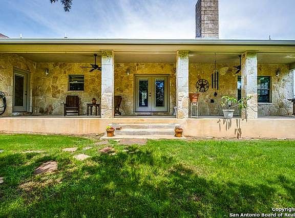 4th image of 450 Berry Oaks Dr