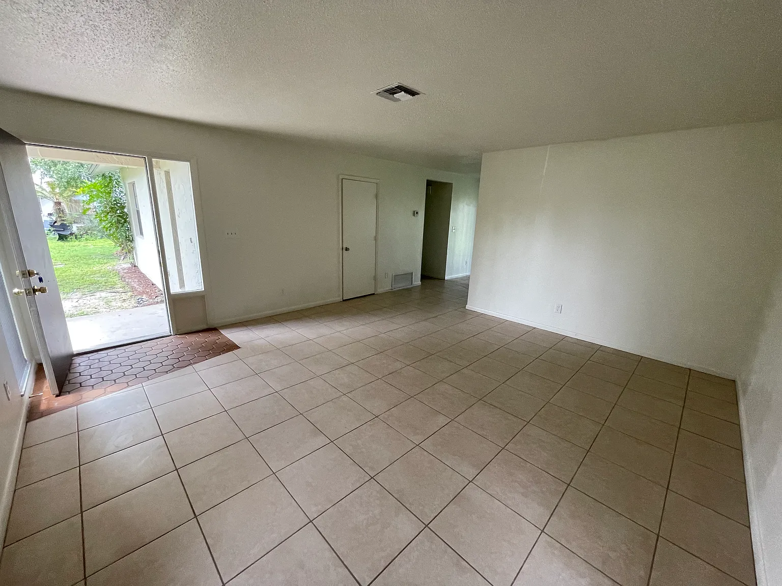 Cozy 3 Bed, 2 Bath home, available now! — Photo 3