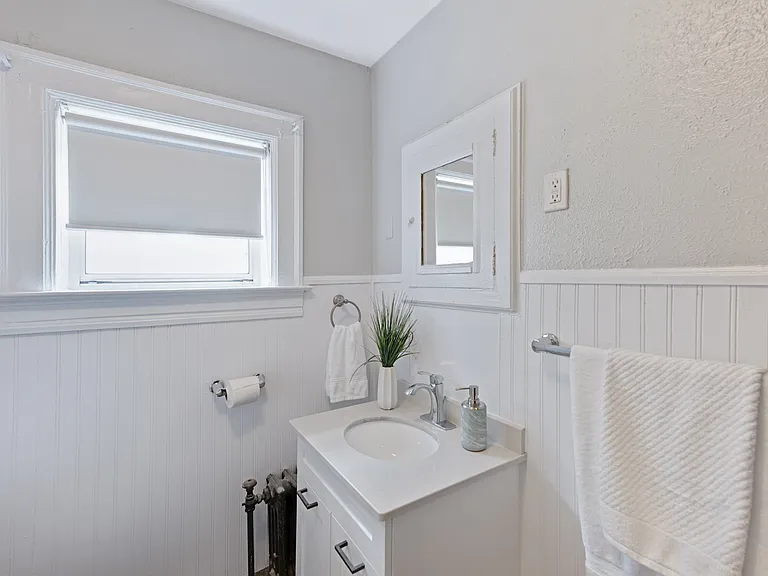 383 Wellington St W — Photo 19