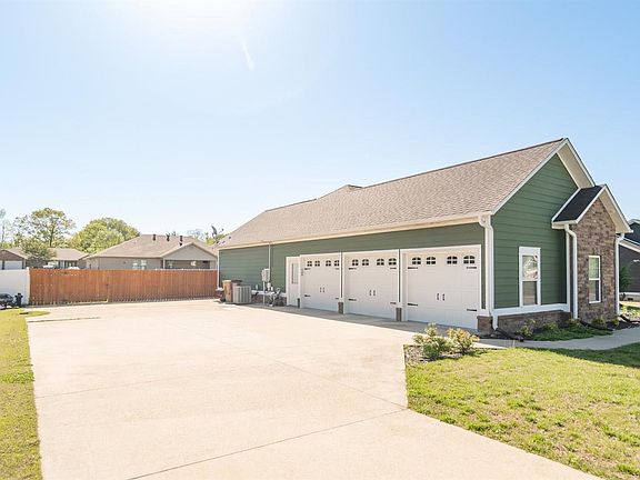 4th image of 378 Golden Ln