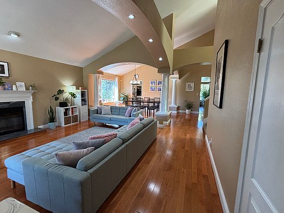3rd image of 136 Coolspring Ct