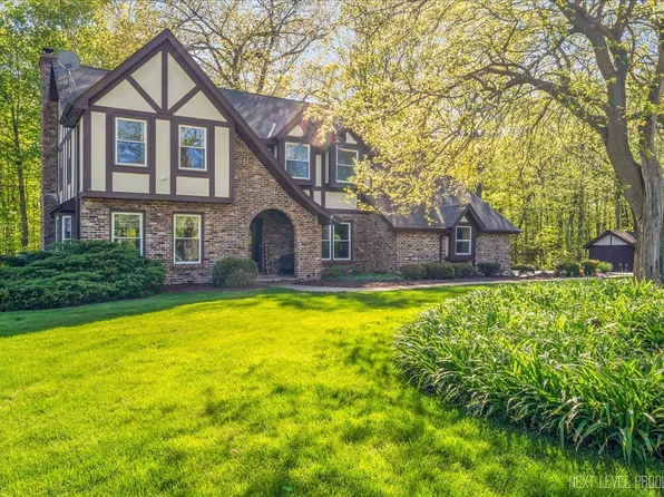36W785 Stonebridge Ln, Saint Charles, IL 60175