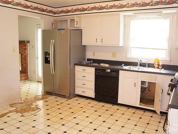 3rd image of 2200 Helen Dr