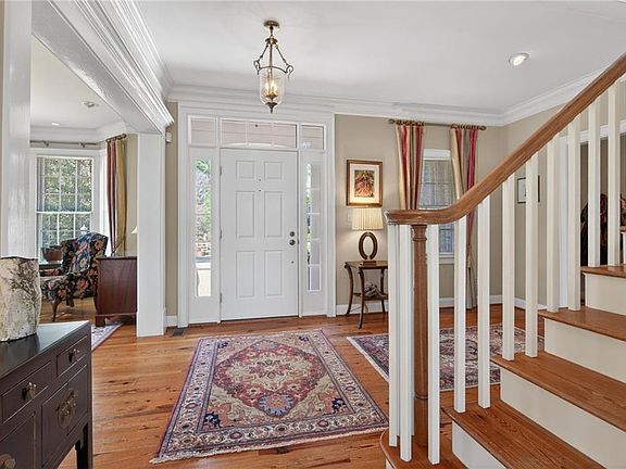 4th image of 1572 Adams Dr W