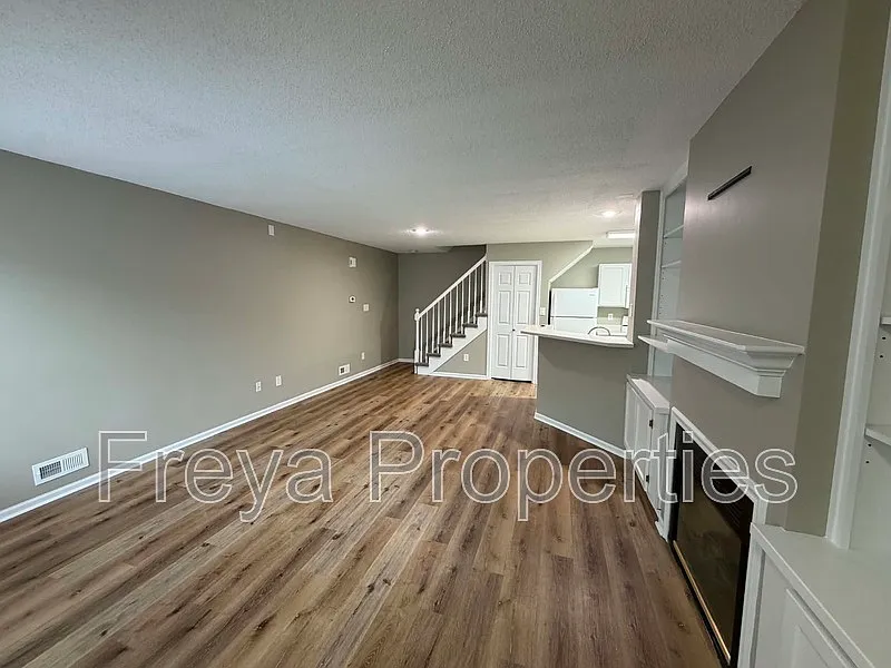 2 bed, 1.5 bath, 1200 sqft, $1,450 — Photo 2