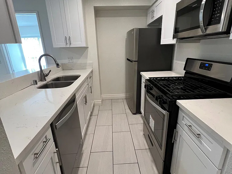 10911 Rochester Ave #201 — Photo 7