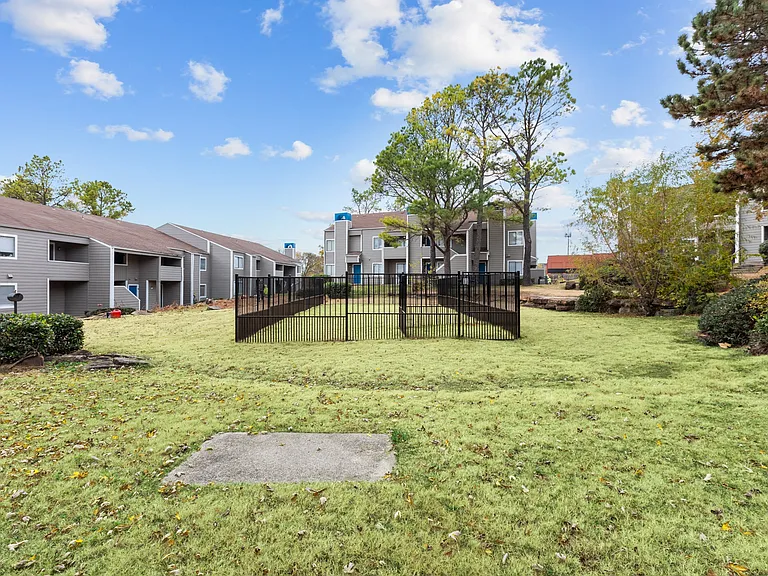 Silver Springs Apartments — Photo 32