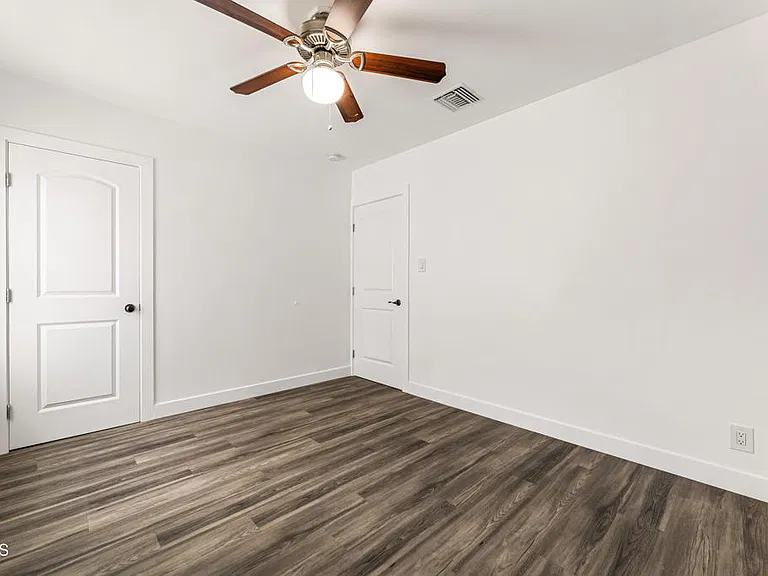 7637 Radford Ave — Photo 10